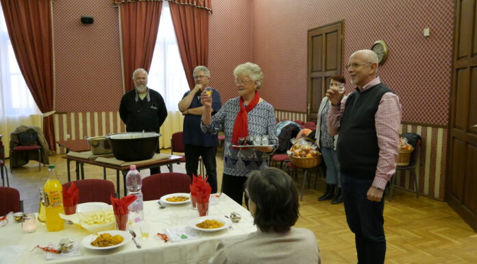 Slambuc és „meglepetésvendég” az Aranyszömben – együtt karácsonyozott a Napfény Nyugdíjas Klub és a Mórahalmi Parasztkórus