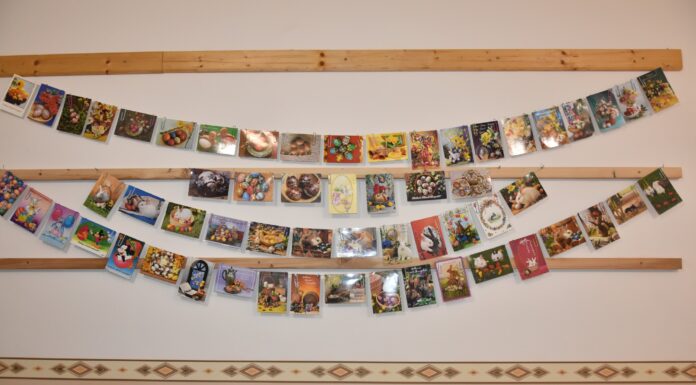 “Retro messenger”, avagy így üzentünk egykor ismerőseinknek. – húsvéti képeslap-kiállítás Zákányszéken