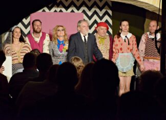 Üdítő komédiát hozott a Szegedi Pinceszínház a domaszéki Sárkányhegyi Közösségi Színtérre