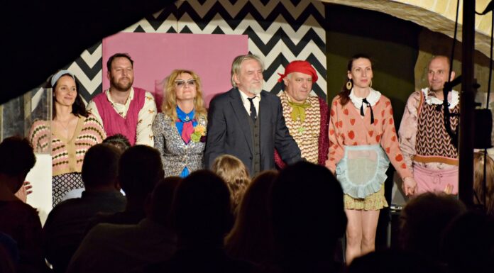 Üdítő komédiát hozott a Szegedi Pinceszínház a domaszéki Sárkányhegyi Közösségi Színtérre