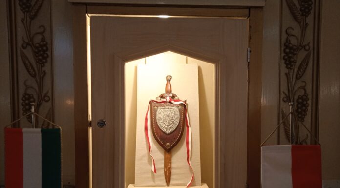 Ne hagyják ki az élményt, hogy megcsodálják a mórahalmi megszentelt címerpajzsot!