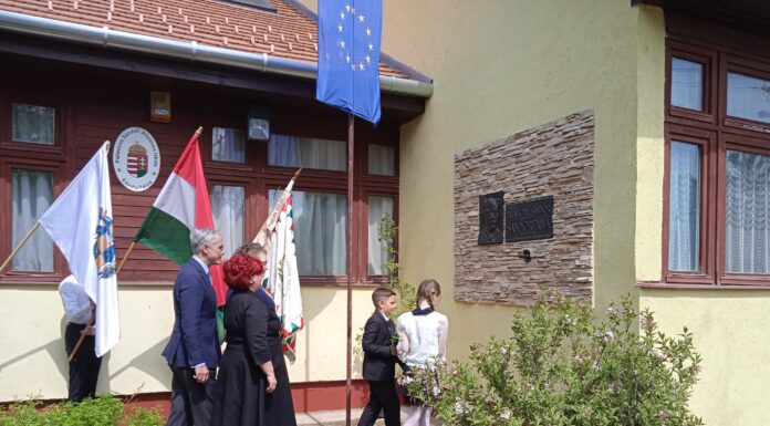 Megkoszorúzták Sándorfalván a Pallavicini-domborművet