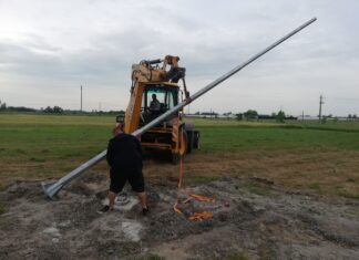 Már szerelik a világítási rendszert a mórahalmi lovas színház új parkolójában