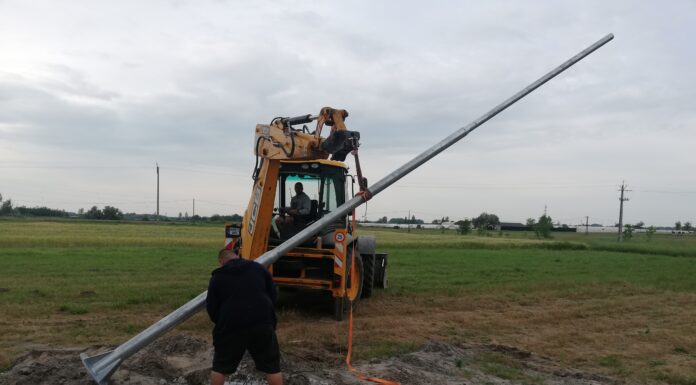 Már szerelik a világítási rendszert a mórahalmi lovas színház új parkolójában