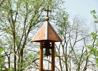 Átadták a felújított viharharangot a domaszéki Zöldfás Templom kertjében