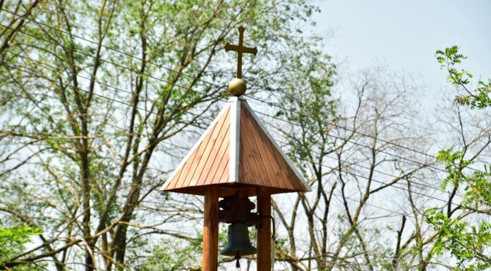 Átadták a felújított viharharangot a domaszéki Zöldfás Templom kertjében