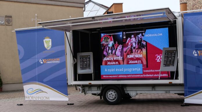 LED-es mobil színpad a mórahalmi Aranyszömnél