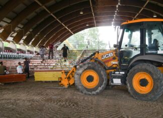 Már építik a mórahalmi lovas színház nézőterét