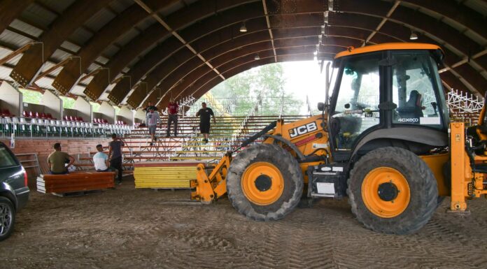 Már építik a mórahalmi lovas színház nézőterét