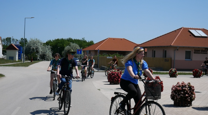 Vajdasági cserkészek bicikliztek Mórahalomra