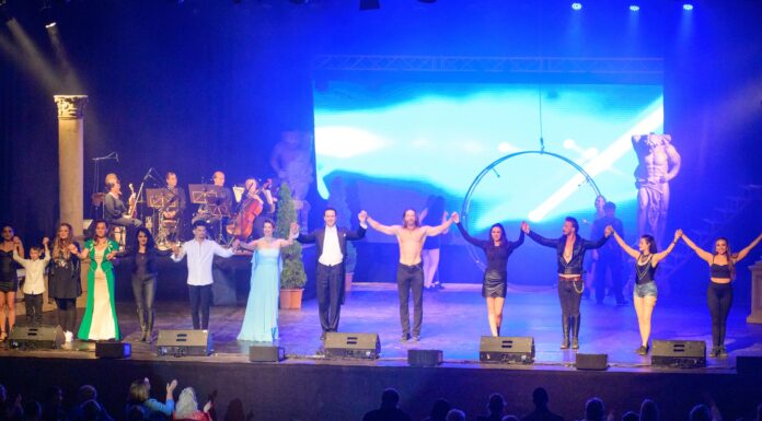 Nagy sikerű gálaműsorral nyitotta meg IX. évadát a mórahalmi Patkó Lovas és Szabadtéri Színház