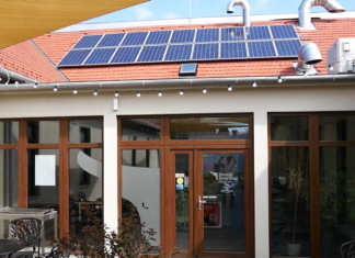 Mórahalmon egyre több épületre kerülnek fel napelemek