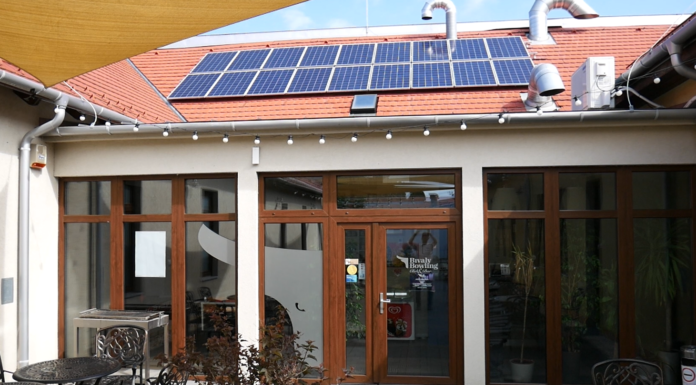 Mórahalmon egyre több épületre kerülnek fel napelemek