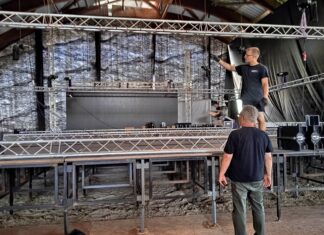 Véghajrában a mórahalmi lovas színház építése