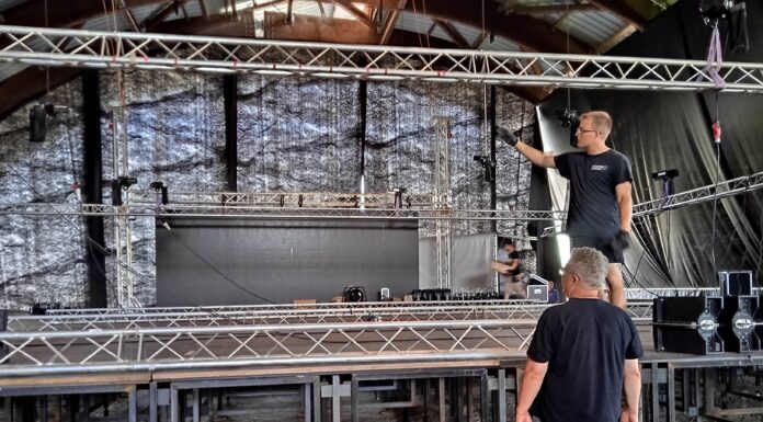 Véghajrában a mórahalmi lovas színház építése