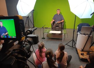 Szegedi iskolások a Móra-Net tévénél