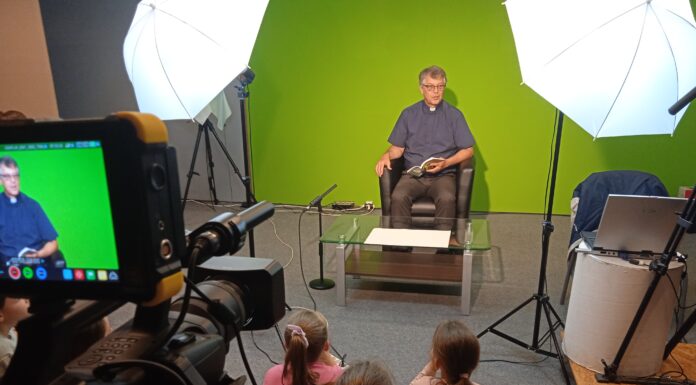 Szegedi iskolások a Móra-Net tévénél