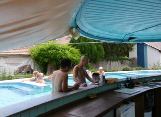 Végre koktélozhatunk a mórahalmi fürdő medencéjében!