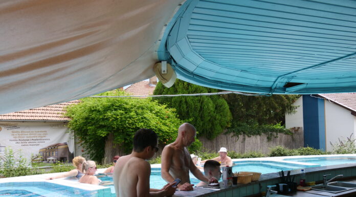 Végre koktélozhatunk a mórahalmi fürdő medencéjében!