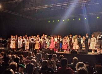 A tánc összehoz – ajándék nemzetközi néptáncgálát rendeztek Mórahalmon
