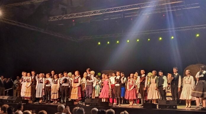 A tánc összehoz – ajándék nemzetközi néptáncgálát rendeztek Mórahalmon