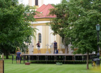 Az utolsó simításokat végzik a szabadtéri mise színpadán Mórahalmon