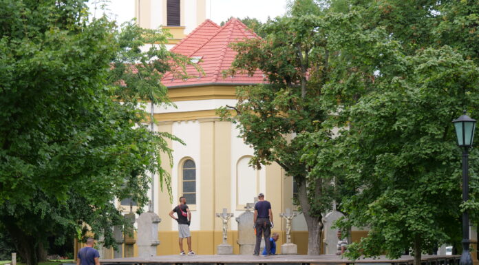 Az utolsó simításokat végzik a szabadtéri mise színpadán Mórahalmon