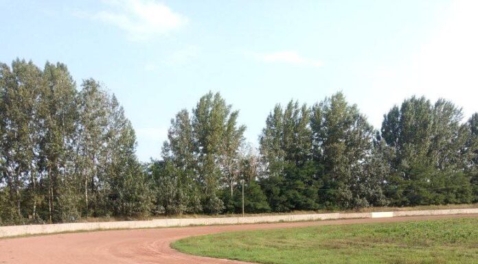 Karbantartják sándorfalvi használói a mórahalmi salakmotorpályát