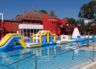 Már délutántól lehet játszani a mórahalmi fürdő új vízi vidámparkjában