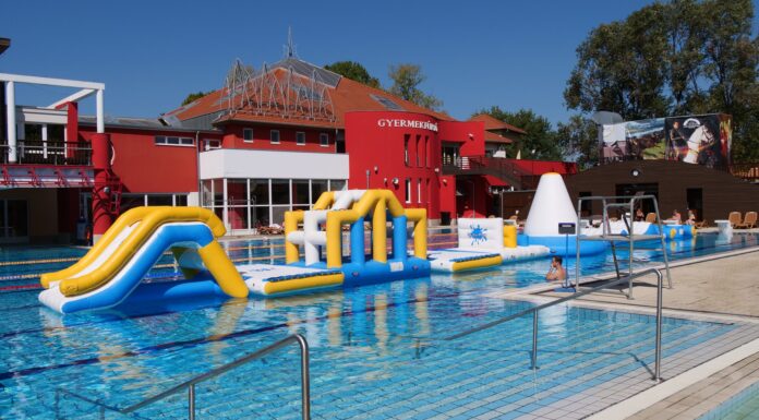Már délutántól lehet játszani a mórahalmi fürdő új vízi vidámparkjában