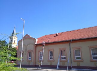 A könyvtárra is felkerültek a napelemek Mórahalmon