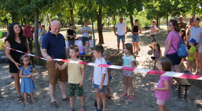 Kisgyermekes szülők kétkezi munkájával épült-szépült a mórahalmi játszótér