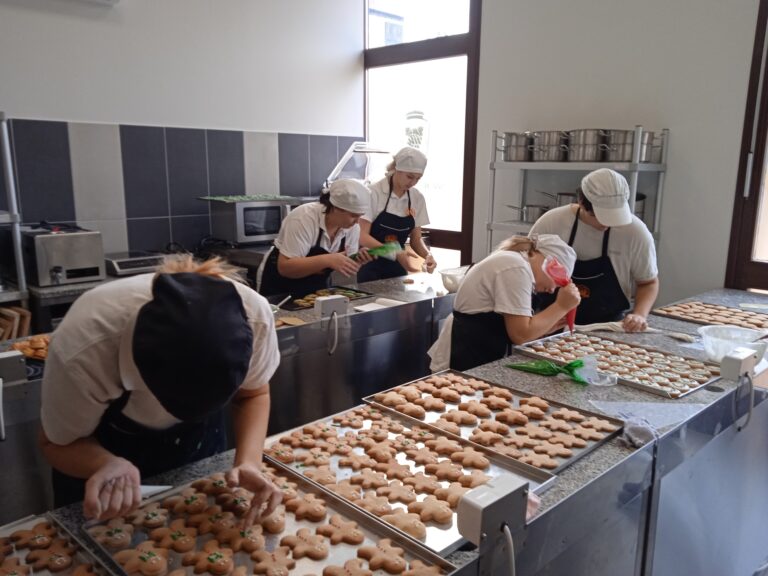 Elkezdődött a gyakorlati oktatás a Mórahalmon létesült új cukrász tanműhelyben