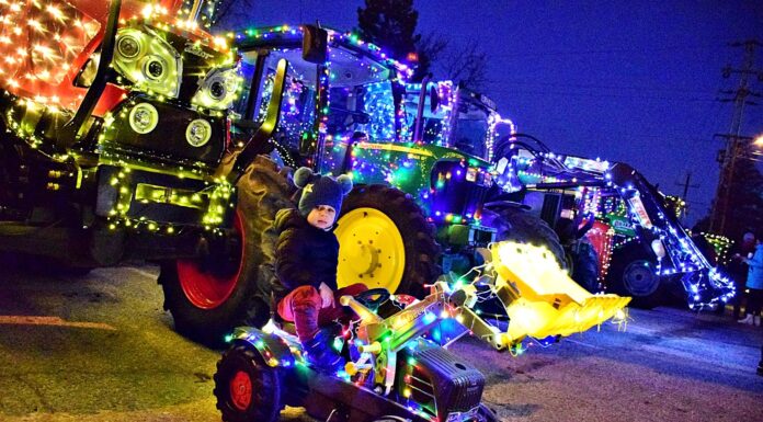 Ünnepi díszbe öltöztetett traktorok vonultak Domaszéken