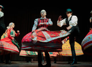 Népi divatbemutató és tánc az Aranyszömben – az amatőr ifjúsági néptáncosok találkozóján