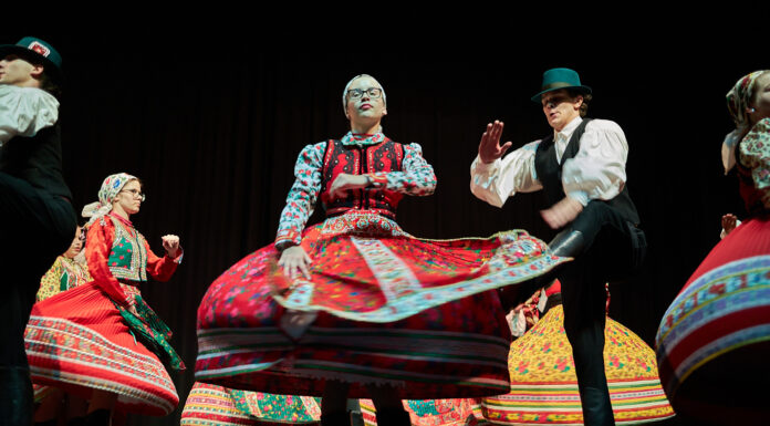 Népi divatbemutató és tánc az Aranyszömben – az amatőr ifjúsági néptáncosok találkozóján