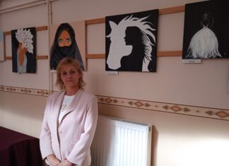 Színpompás virágok és izgalmas nőalakok a zákányszéki kiállításon