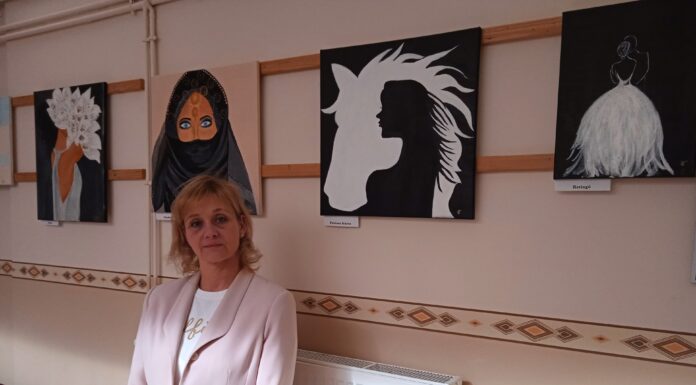 Színpompás virágok és izgalmas nőalakok a zákányszéki kiállításon