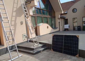 Elkezdték felszerelni a napelemeket a mórahalmi rendezvényházra