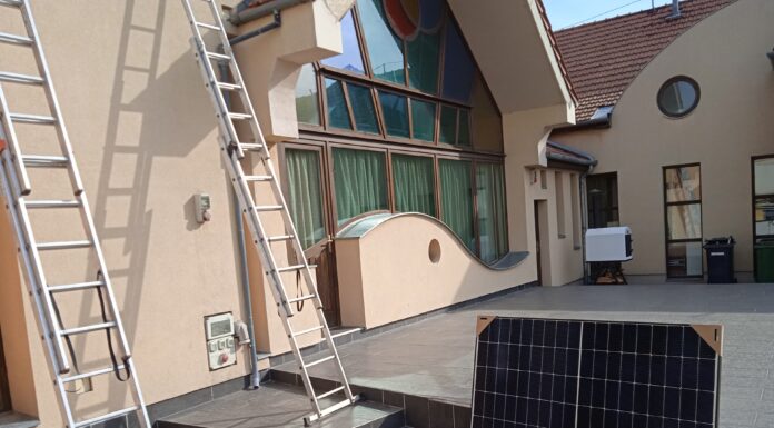 Elkezdték felszerelni a napelemeket a mórahalmi rendezvényházra