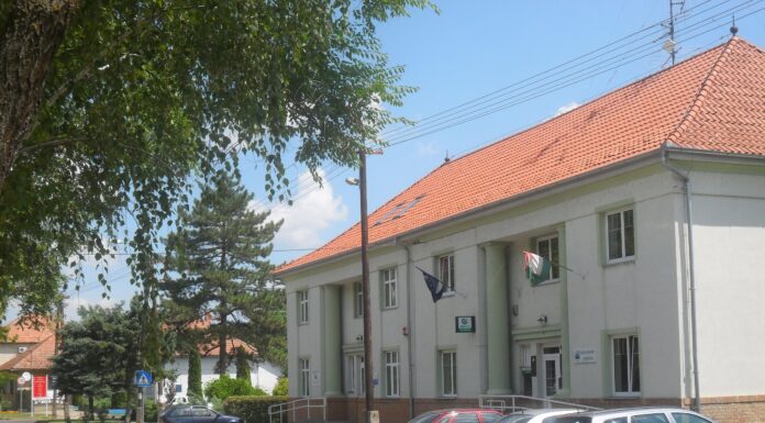 Új kisbusz segíti a röszkei önkormányzat életét