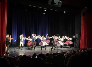 Telt ház előtt táncolt a Magyar Állami Népi Együttes Mórahalmon