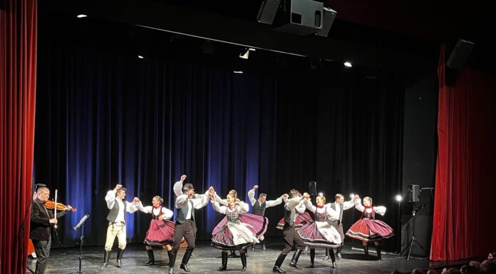 Telt ház előtt táncolt a Magyar Állami Népi Együttes Mórahalmon