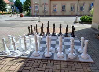 Óriás sakktáblát állítottak ki az Aranyszöm elé
