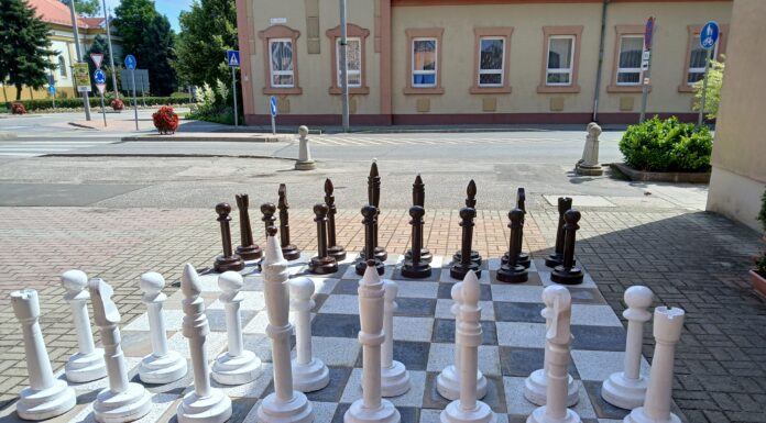 Óriás sakktáblát állítottak ki az Aranyszöm elé
