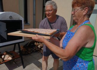 Csodás lett a kenyérlángos a mórahalmi kemencében