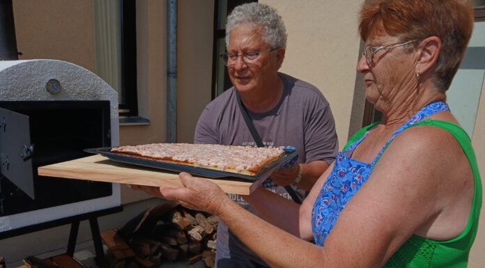 Csodás lett a kenyérlángos a mórahalmi kemencében