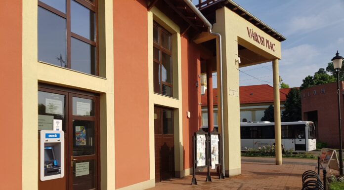 Üzembe helyezték az Erste pénzintézet bankautomatáját a mórahalmi Városi Piac bejárata mellett.