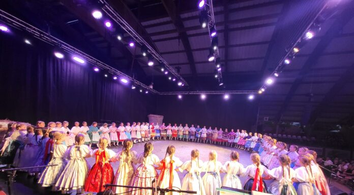 Fergeteges sikert aratott a közel 3 órás néptáncgála Mórahalmon