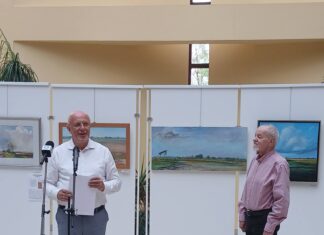 A Homokháti Művésztelep alkotóinak Mórahalom számára adományozott műveiből nyílt tárlat a Városházán